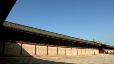 Geunjeongjeon önünde yürüyen turist