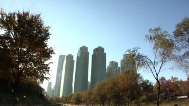 apartman kompleksi güzel göl kıyısında