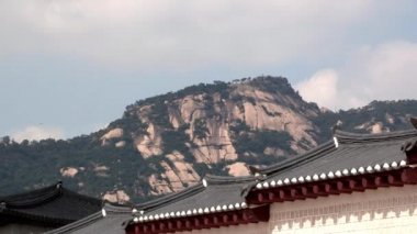 Dağlar, binalar ve haetae anıt Seul, Kore Gwanghwamun meydanında ayrıntılı görünümünü