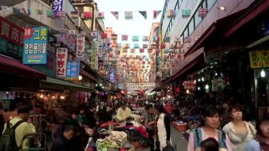 Uluslararası bayrakları Namdaemun Pazar asılı