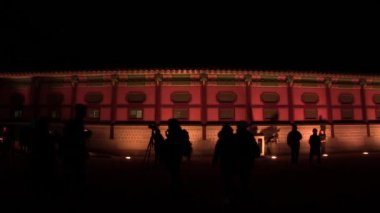 Geleneksel Gyeongbokgung Sarayı yürüyen turist