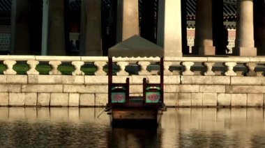 gölet Gyeonghoiroo Pavilion yakınındaki tekne 