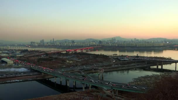 Seoul verkeer van Eungbong Mountain — Stockvideo