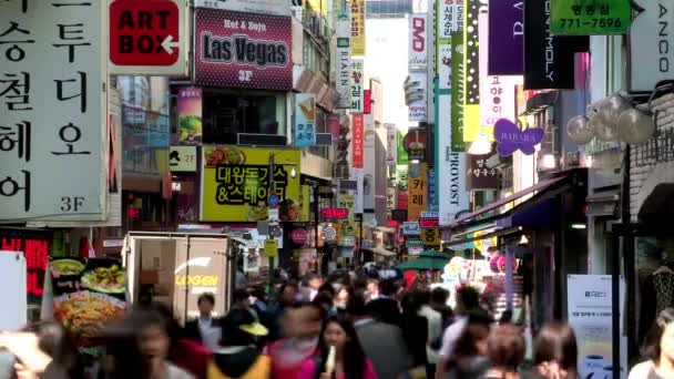 Tłum ludzi chodzących w dzielnicy Myeong-dong — Wideo stockowe