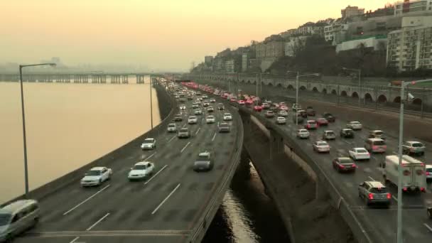 Движение по мосту Вонхёдэ — стоковое видео