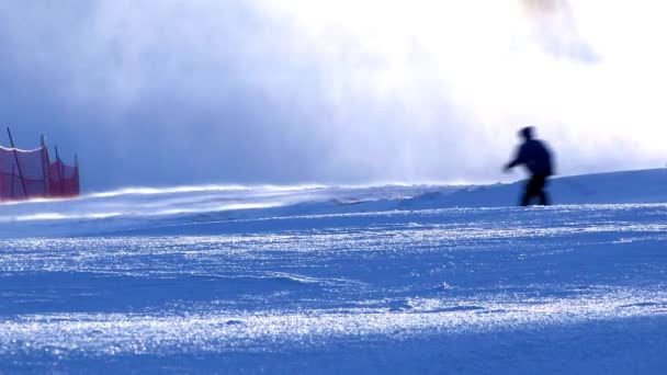 Desportistas esquiar na encosta — Vídeo de Stock