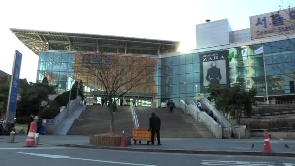 Mensen lopen in de buurt van Seoul train station — Stockvideo