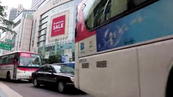 Tung trafik på vägen nära business byggnader — Stockvideo
