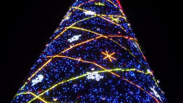 Geschmückter Weihnachtsbaum auf dem Marktplatz — Stockvideo