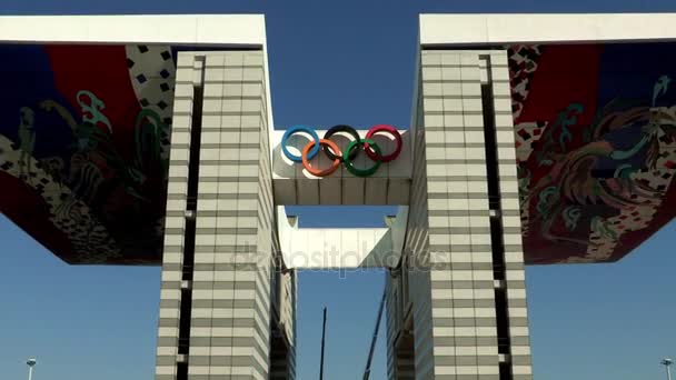 Всемирные ворота мира в Олимпийском парке — стоковое видео