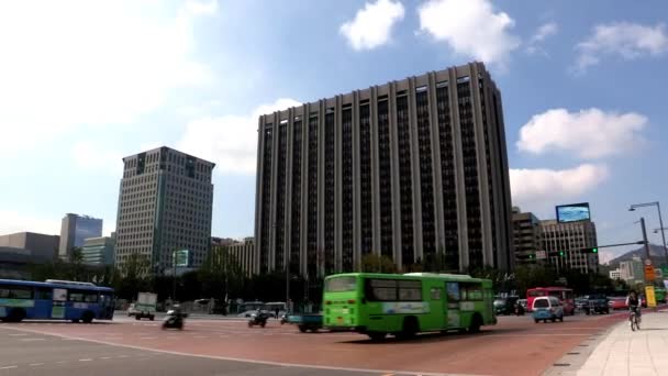 Trafic sur la place Gwanghwamun — Video