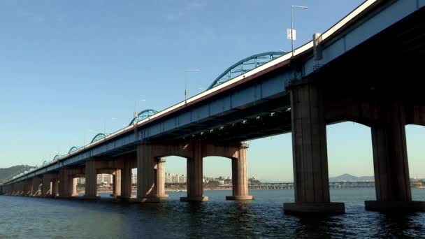 Dongjak-Brücke über den Fluss — Stockvideo