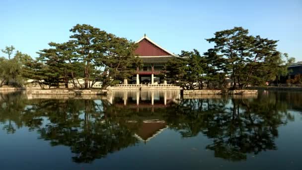 Kyeonghoe-ru paviljong i Gyeongbokgung Palace — Stockvideo