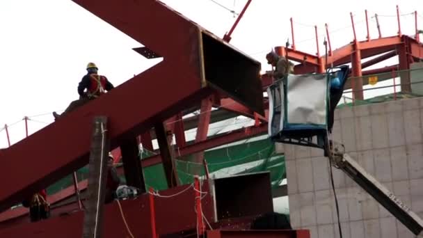 建筑工人用起重机制造焊接 — 图库视频影像