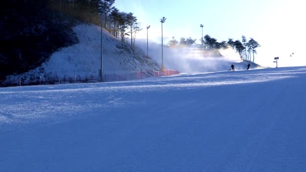 Deportistas esquiando en pista — Vídeo de stock