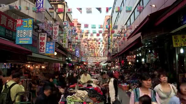 Drapeaux internationaux suspendus au-dessus du marché Namdaemun — Video