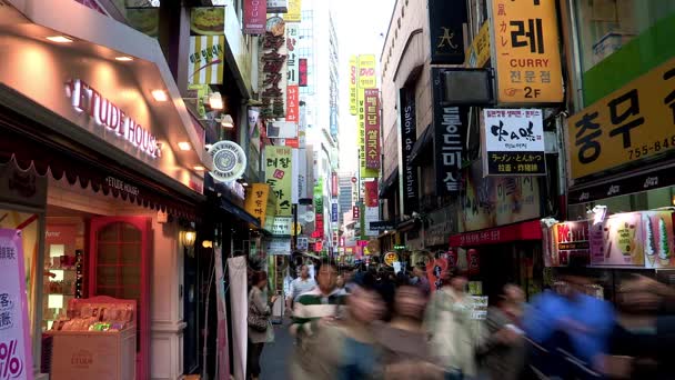 Menigte van mensen lopen in Myeong-dong — Stockvideo
