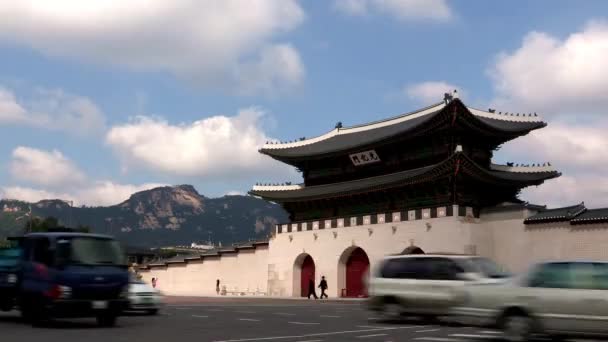 Carros perto de portas de Gyeongbokgung Palace — Vídeo de Stock