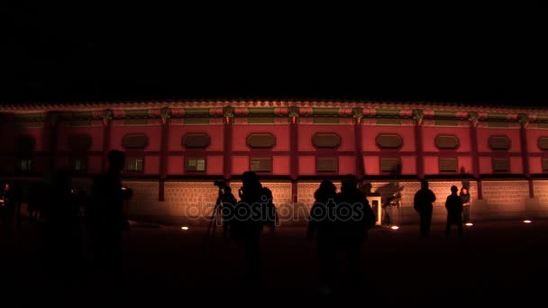 Turisti a piedi vicino al tradizionale Palazzo Gyeongbokgung — Video Stock