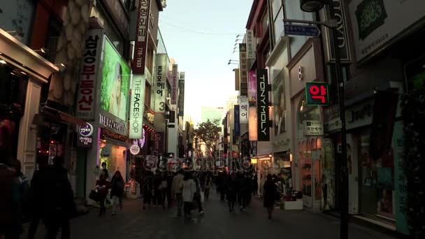 Натовп людей, що йдуть в Myeong Донг — стокове відео