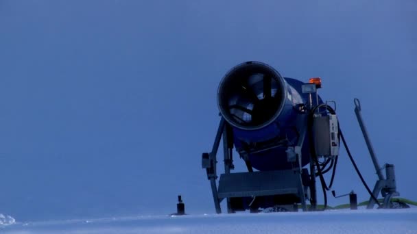 Canone neve sullo scivolo nella stazione sciistica — Video Stock