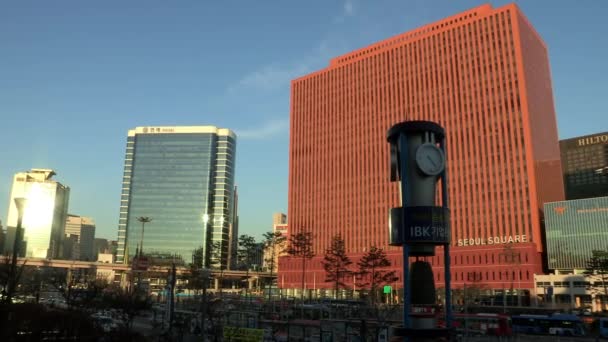 Verkeer op wegen in de buurt van wolkenkrabbers Gangnam district — Stockvideo