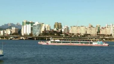 Nehirde yüzen gemi cruise 