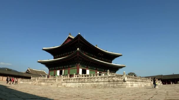 Turistas caminando frente a Geunjeongjeon — Vídeo de stock