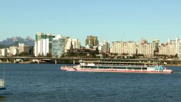 Navio de cruzeiro flutuando no rio — Vídeo de Stock