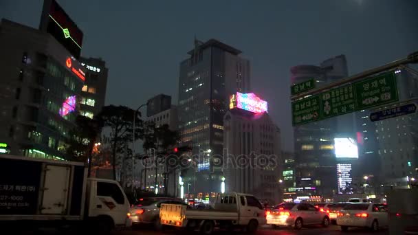 Tráfico en carreteras cerca de rascacielos en el distrito de Gangnam — Vídeo de stock