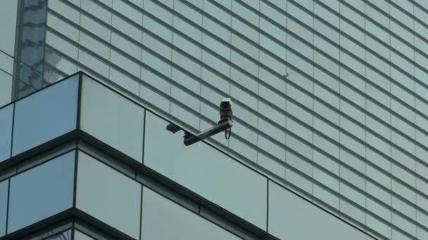 Überwachungskamera auf modernem Geschäftshaus — Stockvideo