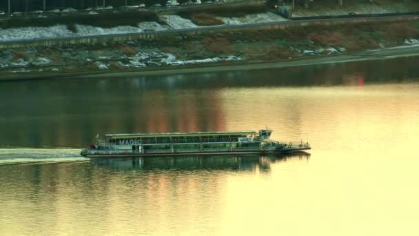 Κρουαζιερόπλοιο που επιπλέει στο ποτάμι — Αρχείο Βίντεο