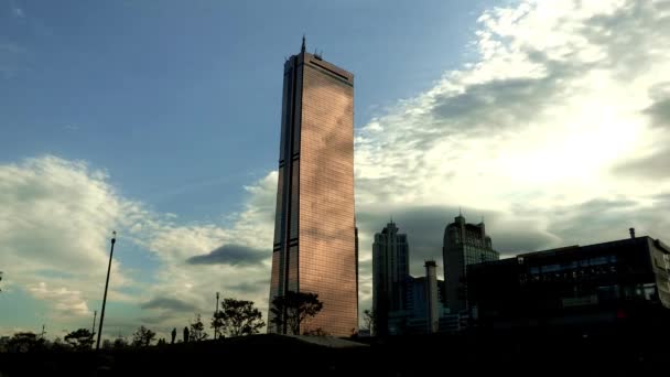 Vista Transeúntes Edificios Con Sombra Nubes — Vídeo de stock