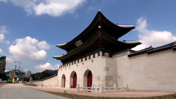 Gwanghwamun puerta del palacio Gyeongbokgung — Vídeo de stock