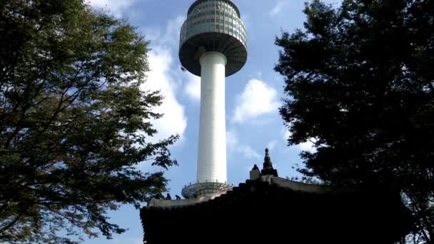 Torre de Seúl en la montaña Namsan — Vídeo de stock
