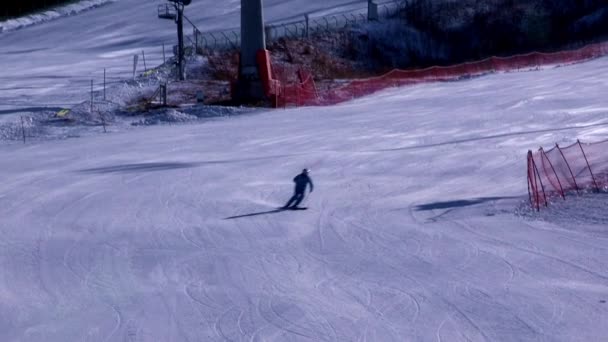 Sportsman skidåkning på sluttningen — Stockvideo