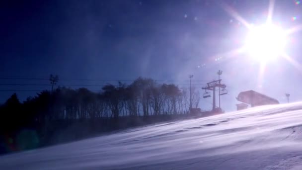 Sportsman skiing on slope — Stock Video