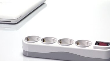 dizüstü bilgisayar ve akıllı telefon elektrik fişleri için uzatma kablosu, enerji kavramı tıkalı  