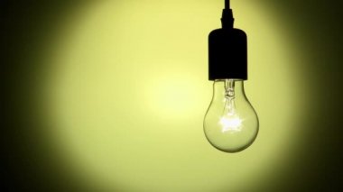 karanlık odada, enerji kavramı ampul yanıp sönen astı 
