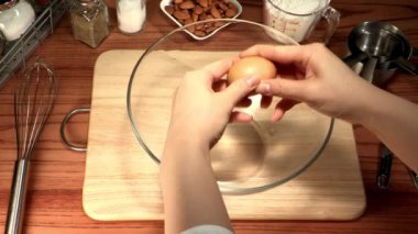 Kırma ve cam kasede çırpma teli ile yumurta karıştırma eller Görünümü Kapat