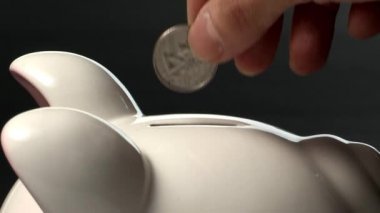 piggy banka para koyarak el