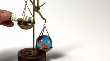 Küre, ekonomi kavramı pullarla Doları banknot koyarak el