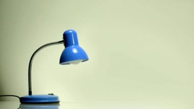 Taşıma ve aydınlatma mavi masa lambası