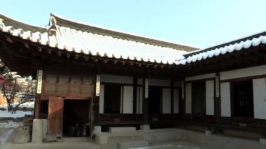 Han Seul, Kore ok köyde görünümünü gözlemleyerek