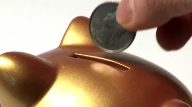 piggy banka para koyarak el