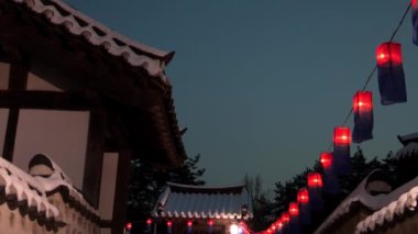 Kore geleneksel evin fenerleri ile akşam ayrıntıları