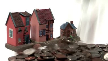 Yığındaki, yağan paralar Ekonomi ve iş kavramı