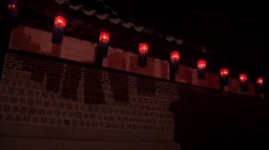 Kore geleneksel evin fenerleri ile akşam ayrıntıları