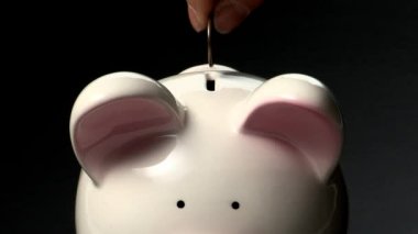 piggy banka para koyarak el