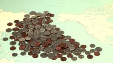 Dünya Haritası sikkeler, ekonomi kavramı kazık yakınındaki Doları banknot yığını koyarak erkek eller 